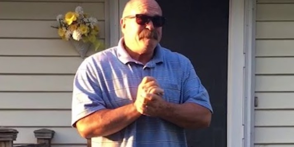 Bodybuilder Dad Sees Colors for the First Time - YupLife