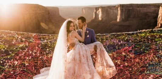 A Daring Couple Got Married 400ft above the Moab Canyon