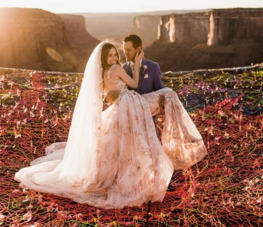 A Daring Couple Got Married 400ft above the Moab Canyon A Daring Couple Got Married 400ft above the Moab Canyon