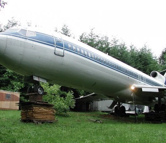 A Retired Engineer Turns a Boeing Airplane into Home A Retired Engineer Turns a Plane into Home